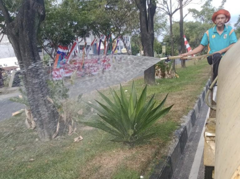 DLHK Pekanbaru Tambah Jadwal Penyiraman Tanaman Median Jalan