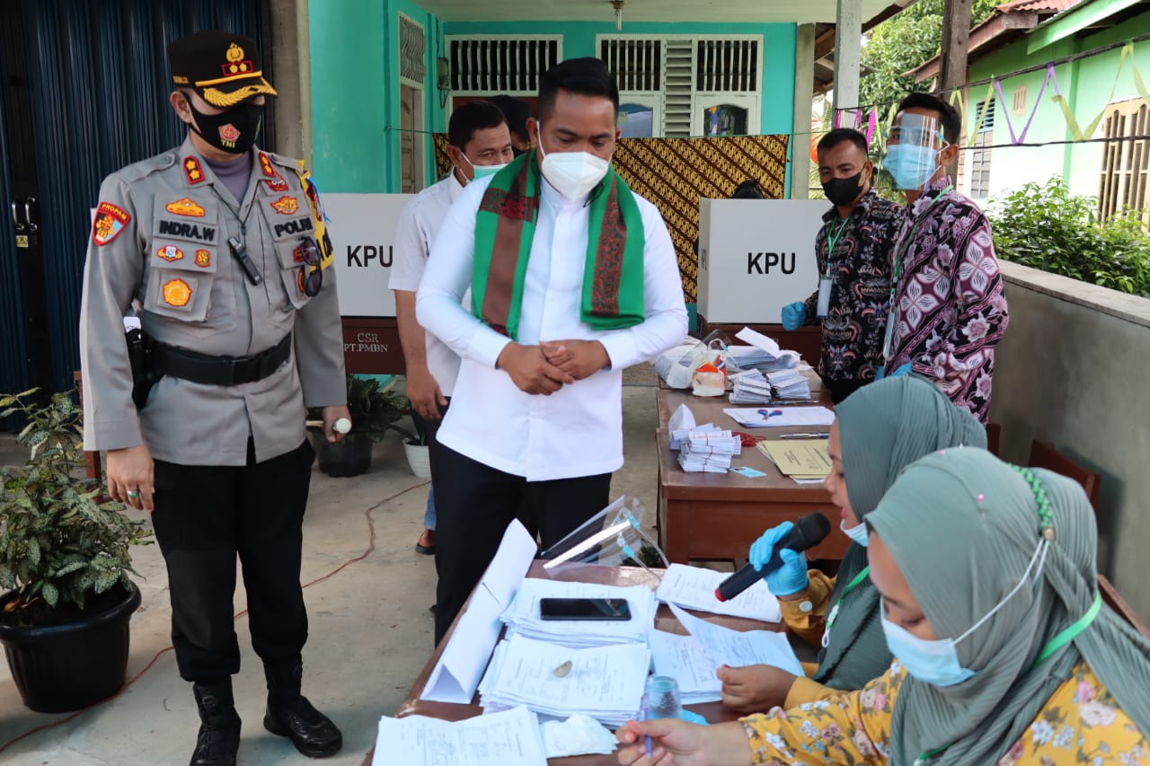 Tinjau Pilkades Serentak, Kapolres Pelalawan Ingatkan Warga Terapkan Prokes
