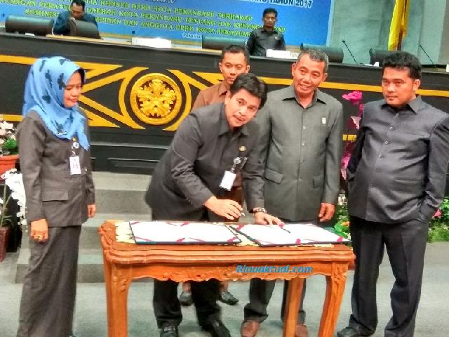 DPRD Pekanbaru Sahkan Ranperda Keuangan dan Administrasi