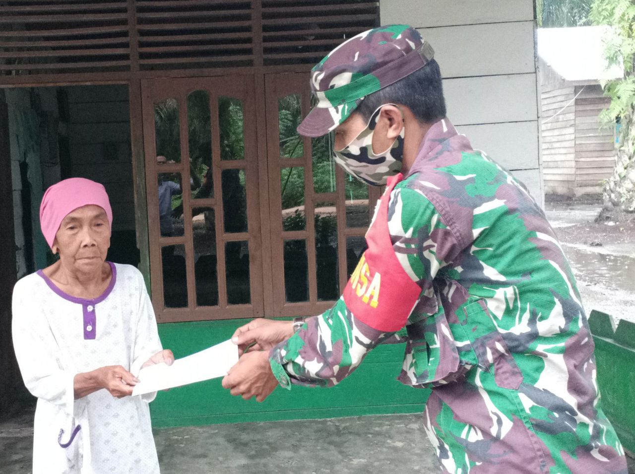 Babinsa Koramil 10/Kunto Darussalam Bantu Penyaluran Bantuan ke Warga