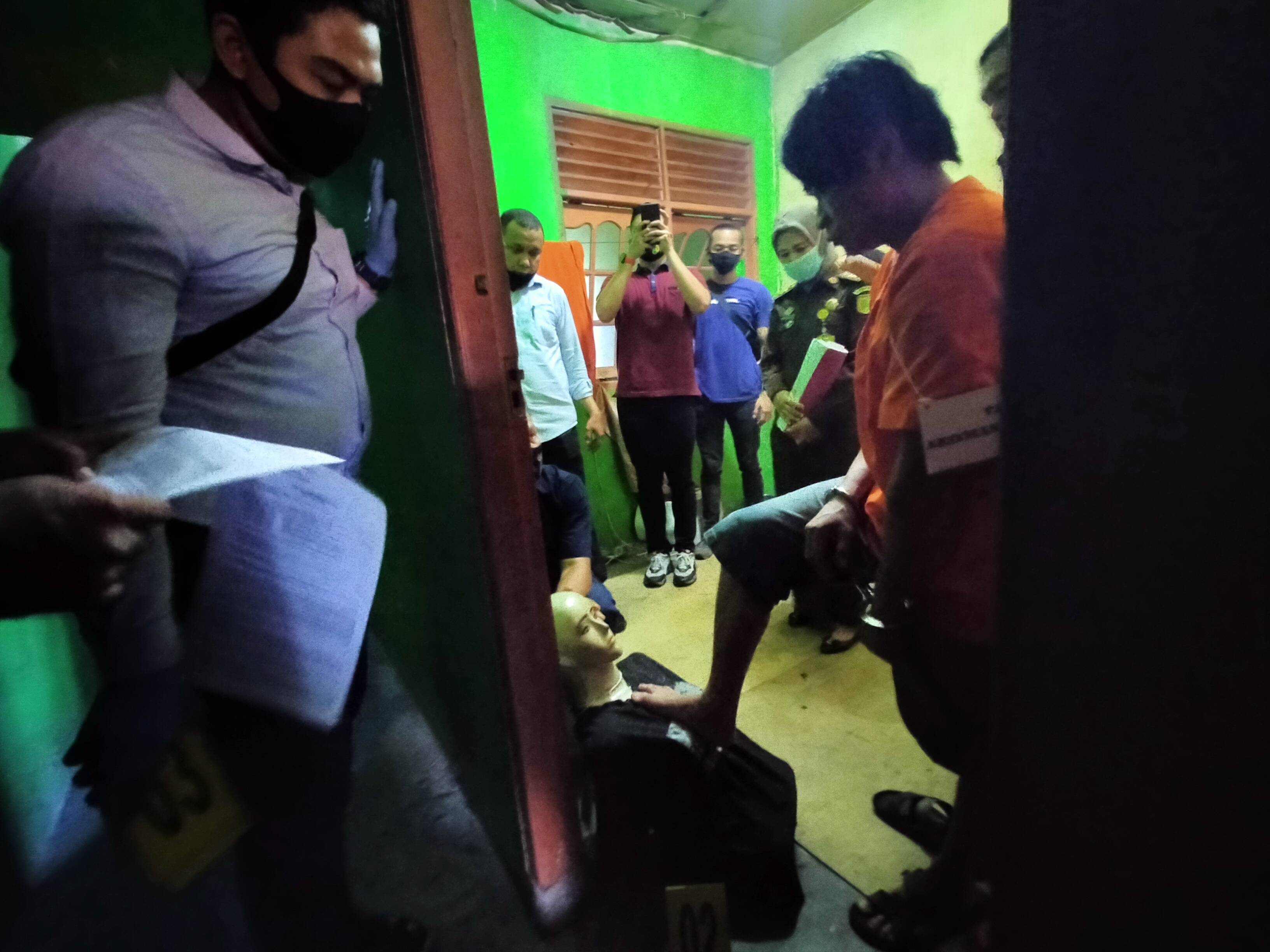 12 Adegan Diperagakan Saat Rekontruksi Kasus Pembunuhan Anak Tiri di Pekanbaru