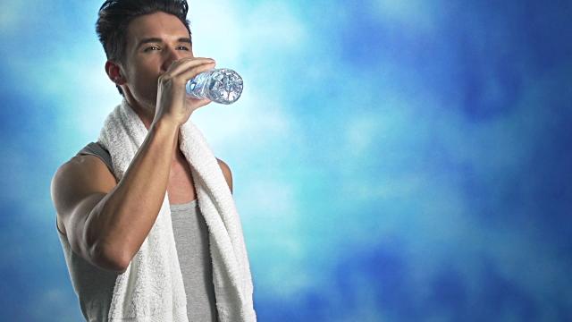 Ternyata Benar, Anda Tak Boleh Minum Air Putih Sambil Berdiri