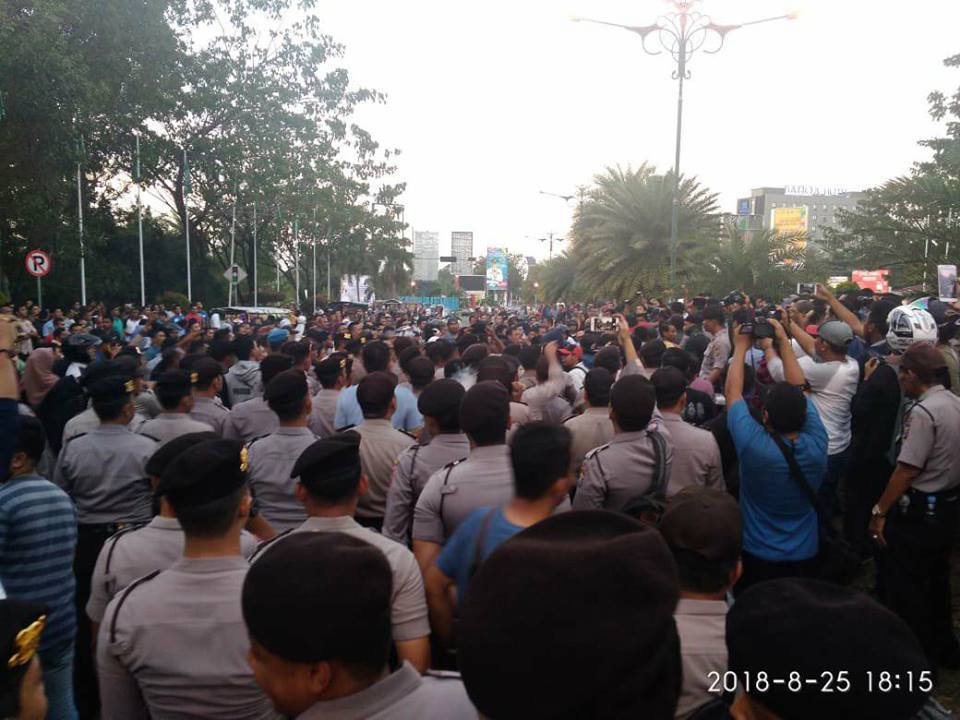 Sempat ada Aksi Pukul Antar Kedua Massa di Bandara SSK II Pekanbaru