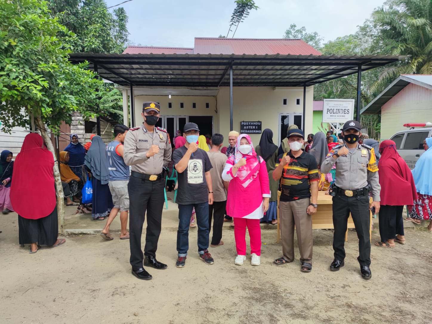 Kapolsubsektor Pelalawan Kawal Giat Vaksinasi dan Bagikan Masker