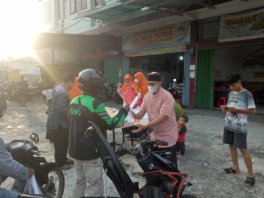 Dengan Cara Door to door, Hamdani Berbagi Santapan Berbuka Puasa