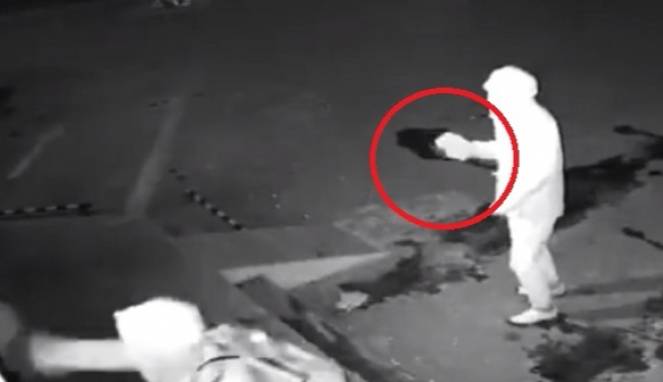 Dilempar Batu Bata oleh Temannya, Pencuri Toko Langsung KO