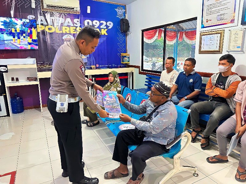 Polres Siak Bagikan Brosur Anti Hoax Cegah Penyebaran Isu Tidak Benar