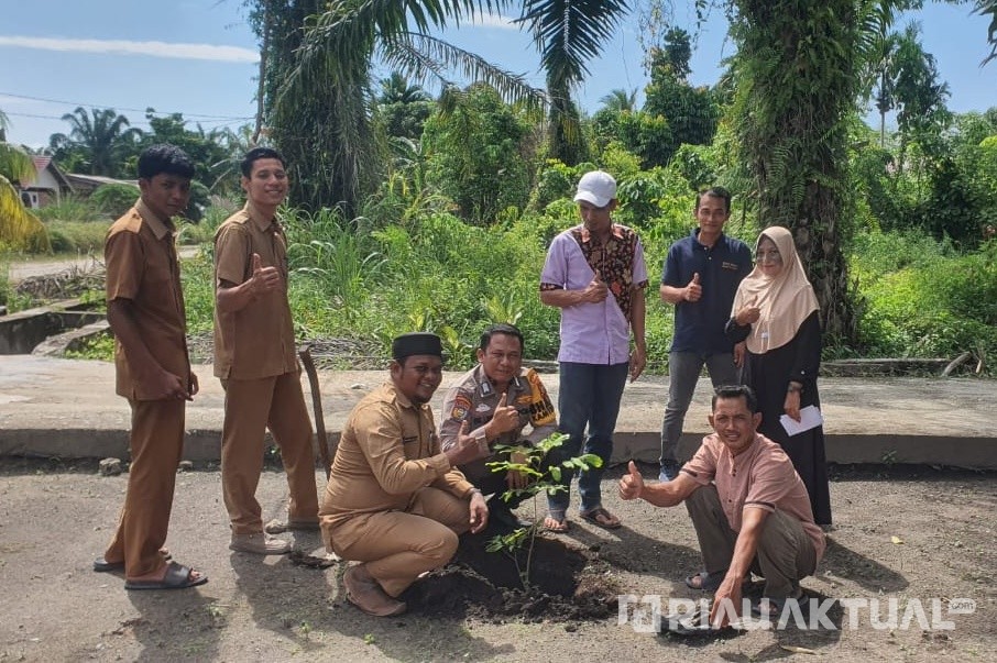 Hijaukan Rokan Hilir, Polsek Tanah Putih Tanjung Melawan Tanam Pohon Klengkeng di Melayu Tengah