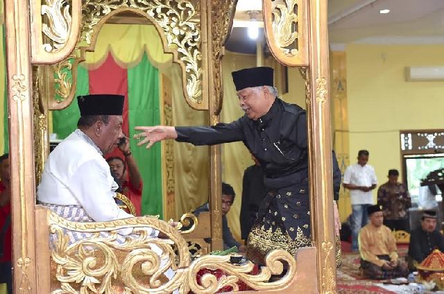 Awali Tugas Pertama Sebagai Wagubri, Wan Thamrin Jalani Prosesi Adat Tepung Tawar