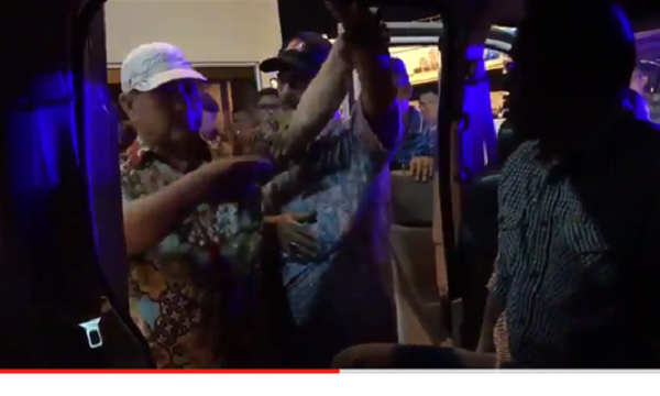 Menegangkan ! Ini Video Detik detik Neno Warisman Dipaksa Naik Pesawat Untuk Tinggalkan Pekanbaru