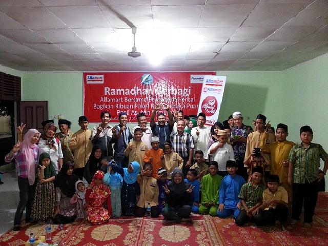 FWL Pekanbaru dan Alfamart Buka Puasa Bersama Anak Yatim