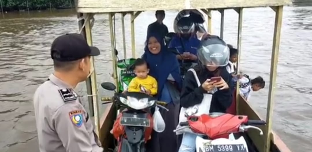 Cooling System Jelang Pemilu, Polres Siak Sosialisasi di Sampan Penyebrangan