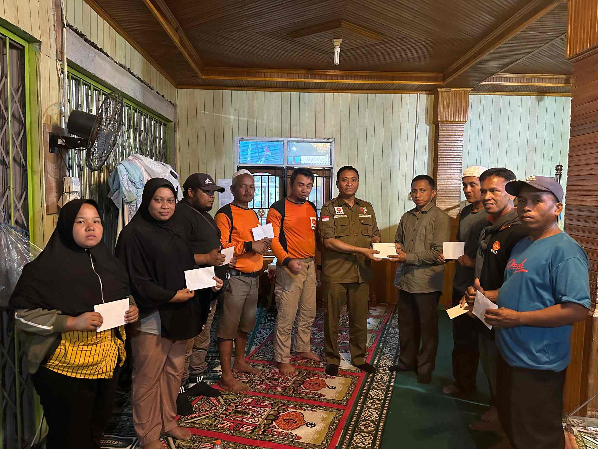 Ketua DPD PKS Pekanbaru Antar Langsung Bantuan Kemanusian untuk Korban Bencana di Malalak