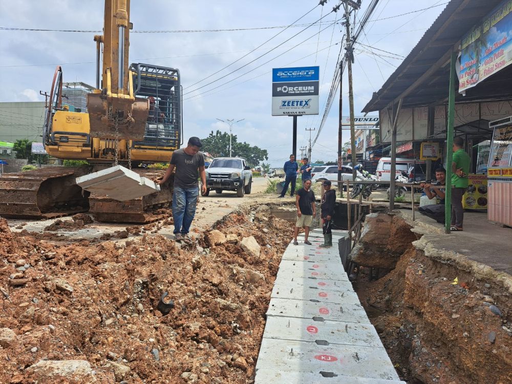 UPT VI PUPR Riau Pasang Drainase U-Ditch di Ruas Tandun-Pasir Pengaraian