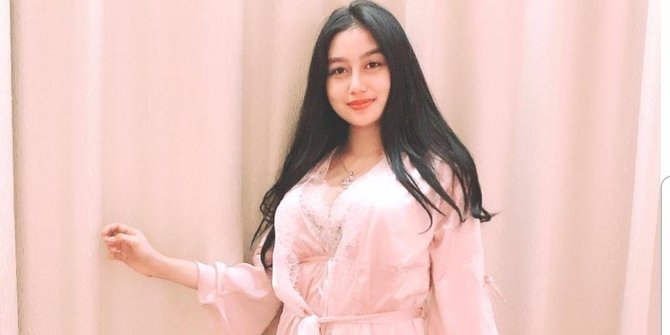 Pose Nyeleneh di Kolam Renang, Pamela Safitri Bikin Salah Fokus