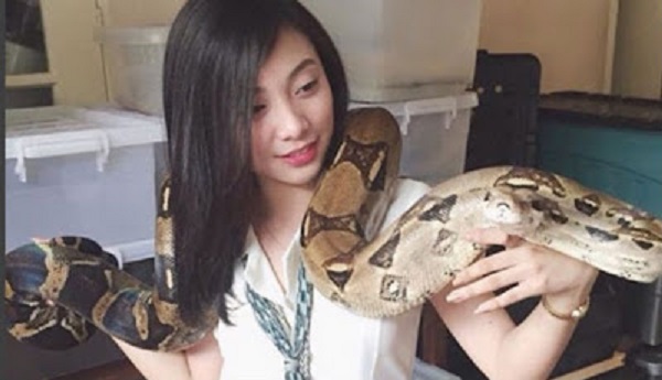 Suka Pegang Ular, Guru Cantik Ini Jadi Idola Baru Netizen