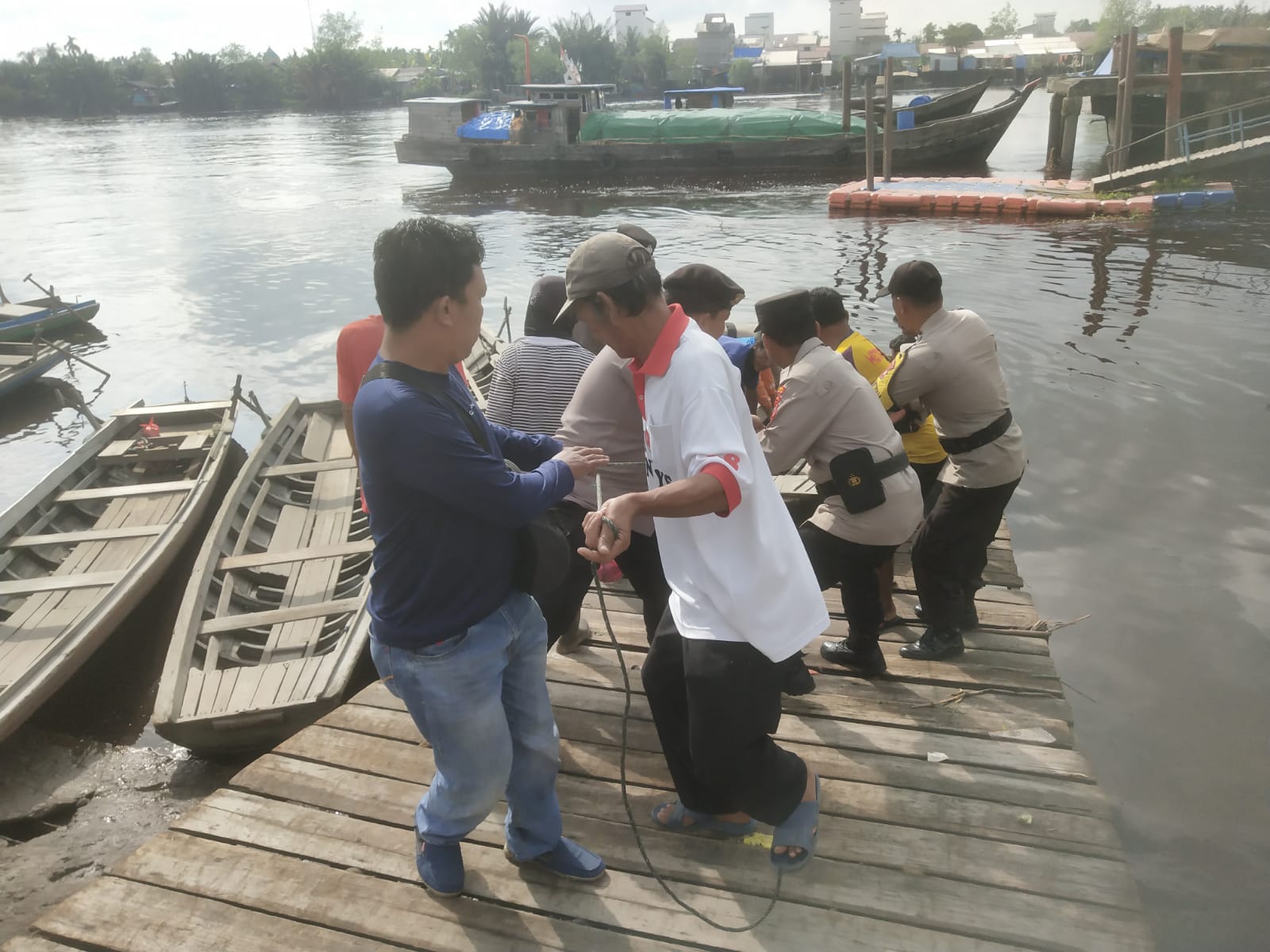 Polsek Gaung Lakukan Pengecekan Kelayakan Sampan Penyeberangan untuk Keamanan Penumpang