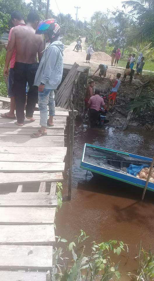 Jembatan Parit 6 Sungai Luar Ambruk, Satu Motor Terjatuh Saat Menyebrang