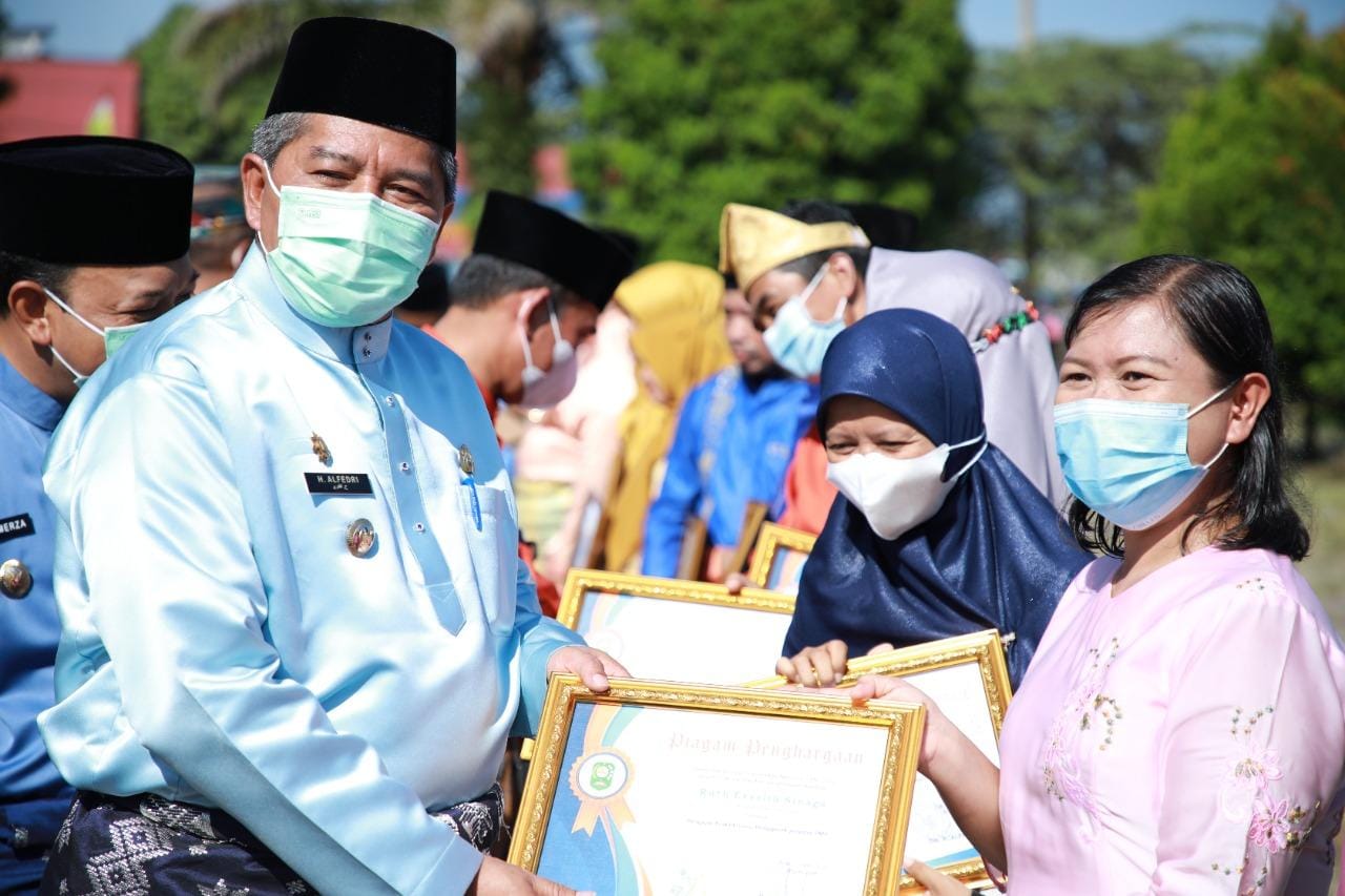 Berikan Penghargaan Kepada Fasilitator Pendidik Oleh Bupati Alfedri, Ini Kata Plt Kadisdik Siak