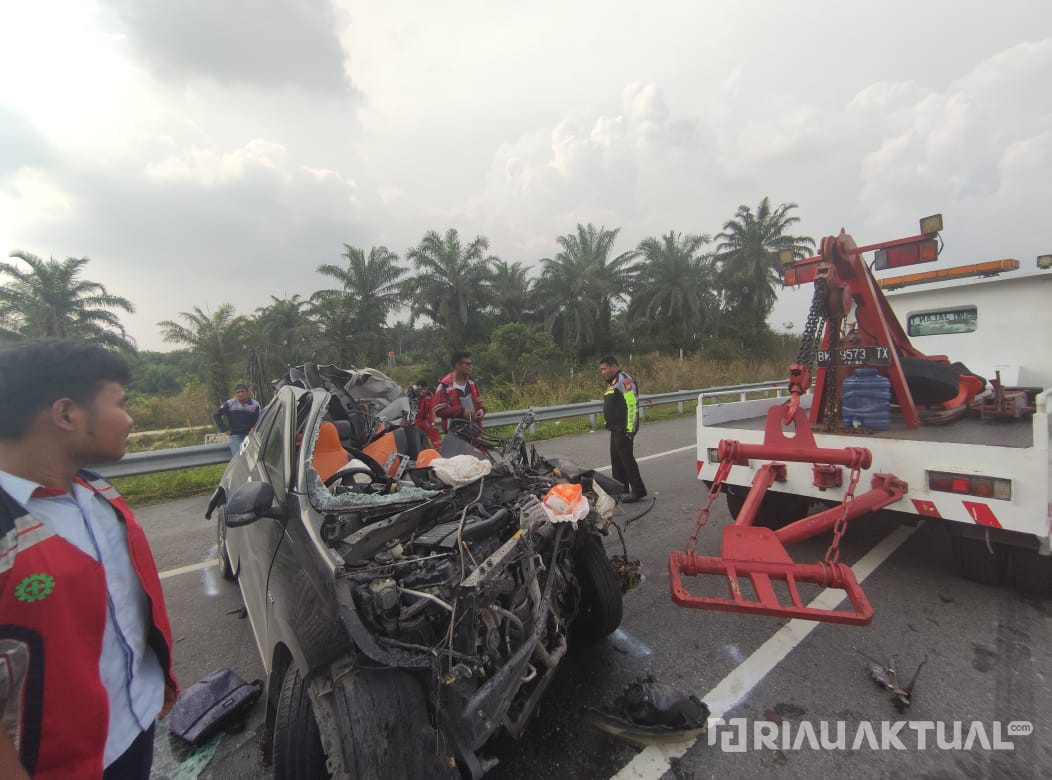 Tabrak Belakang Truk Tronton, Dua Penumpang Toyota Calya Meninggal Dunia