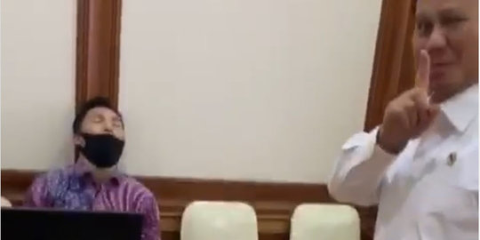 Ini Video Momen Prabowo Prank Asisten Pribadinya yang Tertidur Saat Rapat