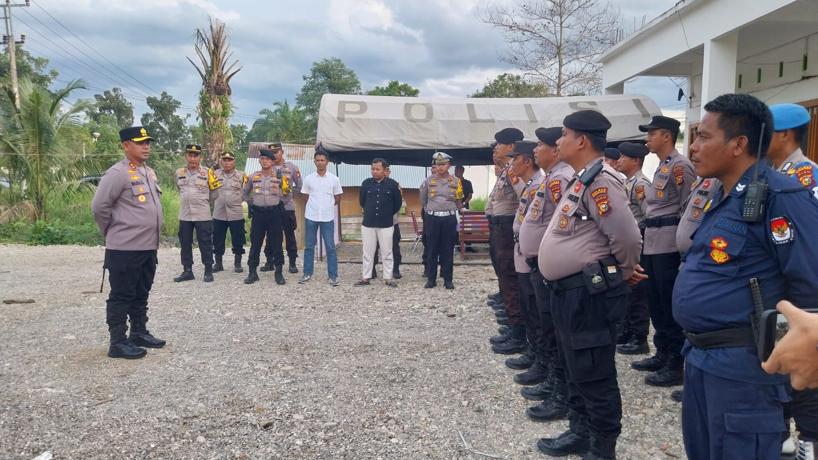 Kapolres Rohul Pantau Kedatangan Logistik Pilkada 2024 di Gudang KPU Rohul