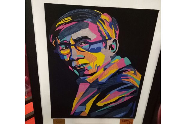 Bikin Takjub! Napi Buta Warna Buat Lukisan Menkumham dari Limbah Kulit Warna-warni