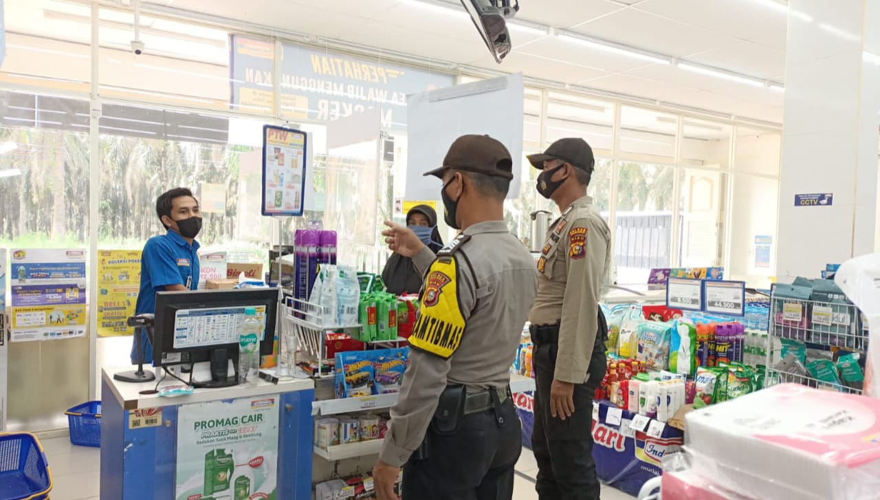 Kapolsek Kerumutan Kerahkan Personil Lakukan Patroli di Pusat Perbelanjaan