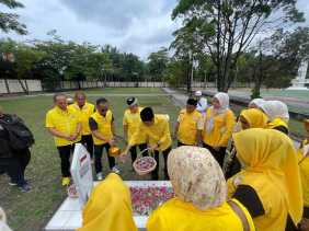 HUT ke-61, Golkar Pekanbaru Ziarah ke Tokoh Senior dan Bagikan 1.000 Bibit Pohon