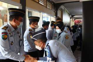 Lapas Kelas IIA Pekanbaru Gelar Apel Halal Bihalal Serta Penyerahan Pin Petugas Terbaik