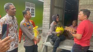 Kapolsek Tapung Bagikan Sembako dan Sosialisasikan Pemilu Damai 2024