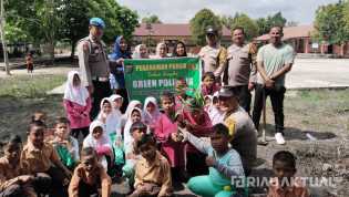 Antusias, Kapolsek TPTM Ajak Siswa SDN 007 Cinta Lingkungan Lewat Green Policing di Rohil