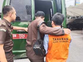 Benny Sukma, Tersangka Dugaan Korupsi Jaringan Internet UIN Suska Riau Ditahan