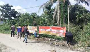 Warga Jalan Bunga Inem Bersihkan Tumpukan Sampah Ilegal