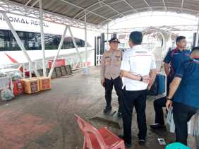 Temui Penumpang di Pelabuhan Dumai, Polisi Sampaikan Pesan Pemilu Damai