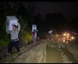 Tempuh Jalan Lumpur, Polisi dan PPK Berjibaku Distribusikan Logistik Pemilu di Rohul