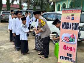 Kapolres Inhu Siapkan Makan Siang Untuk Jemaah dan Santri, Bayarnya Pakai Doa