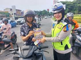 Edukasi Keselamatan Lalu Lintas dalam Operasi Zebra Lancang Kuning 2023 di Pekanbaru