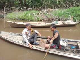 Di Atas Perahu, Polisi Jangkau Warga Desa Penarikan Kecamatan Langgam Kawal Pilkada Damai