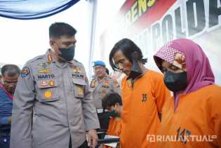 Polisi Tangkap Ibu dan Ayah Tiri Pelaku Penganiayaan Bocah di Riau