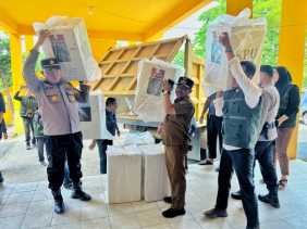 Pergeseran Logistik Pilkada Rohil, Kapolsek TPTM Turun Langsung Angkat Bilik Suara ke Gudang, Fokus Pengamanan dan Distribusi