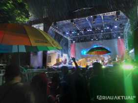 Lokasi Konser Diguyur Hujan, Persiapkan Payung Jika Ingin Nonton Wali Band