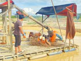 Tertibkan PETI di Kuansing, Polisi Bakar Tiga Rakit