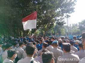 Tolak Kenaikan Harga BBM, Mahasiswa UIR Datangi DPRD Riau