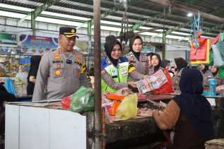 Kapolres Rohul dan Polwan Sosialisasi Pemilu Damai di Pasar