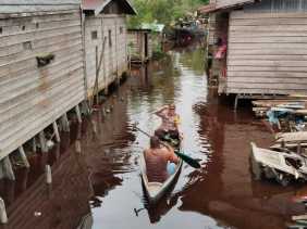 Susuri Sungai Simbar di Inhil, Aipda Zulham Sampaikan Pemilu Damai 2024