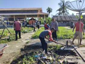 Gotong Royong di Pasar Baru Enok, Kapolsek Ajak Warga Sukseskan Pemilu 2024 melalui Cooling System