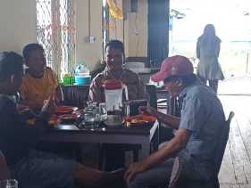 Kapolsek Pelangiran Kampanye Pemilu Damai, Kanit Binmas Rangkul Warga