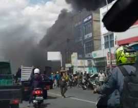 Asap Hitam Penuhi Langit Jalan Harapan Raya