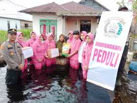 Ipda Musriwan Terobos Banjir Sepinggang Dewasa Berikan Bantuan dan Cooling System di Desa Sungai Raya Inhil